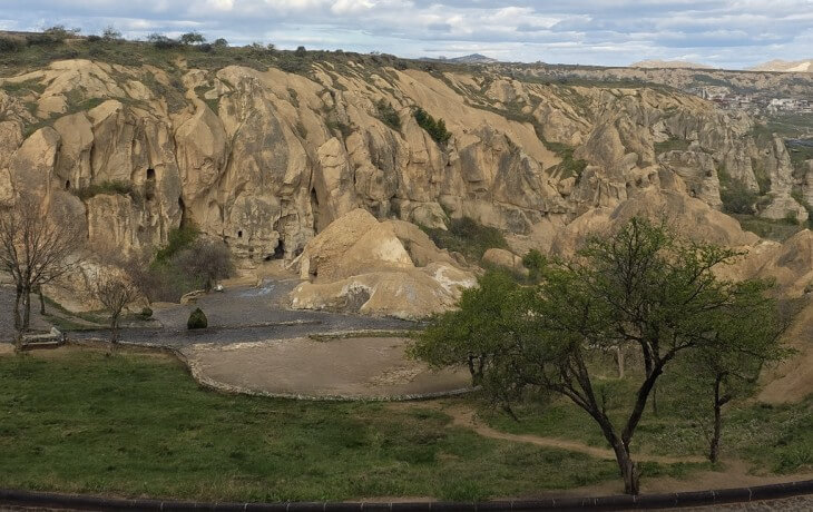 Kapadokya Göreme Açık Hava Müzesi ve çevresindeki kaya oyma vadileri ve doğal tüf oluşumları.